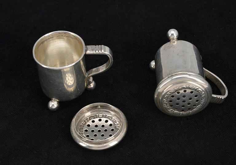 SALT- OCH PEPPARSTRÖARE, silver, troligen Norge, 1900-talets mitt.