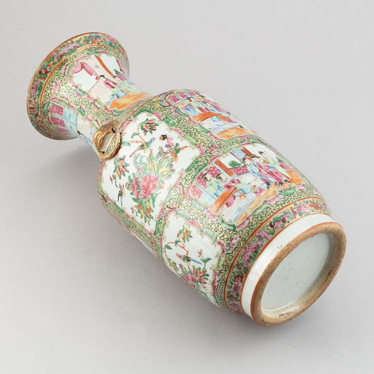 A group of 9 porcelain objects, Chinese and Japanese, 18th-20th century.