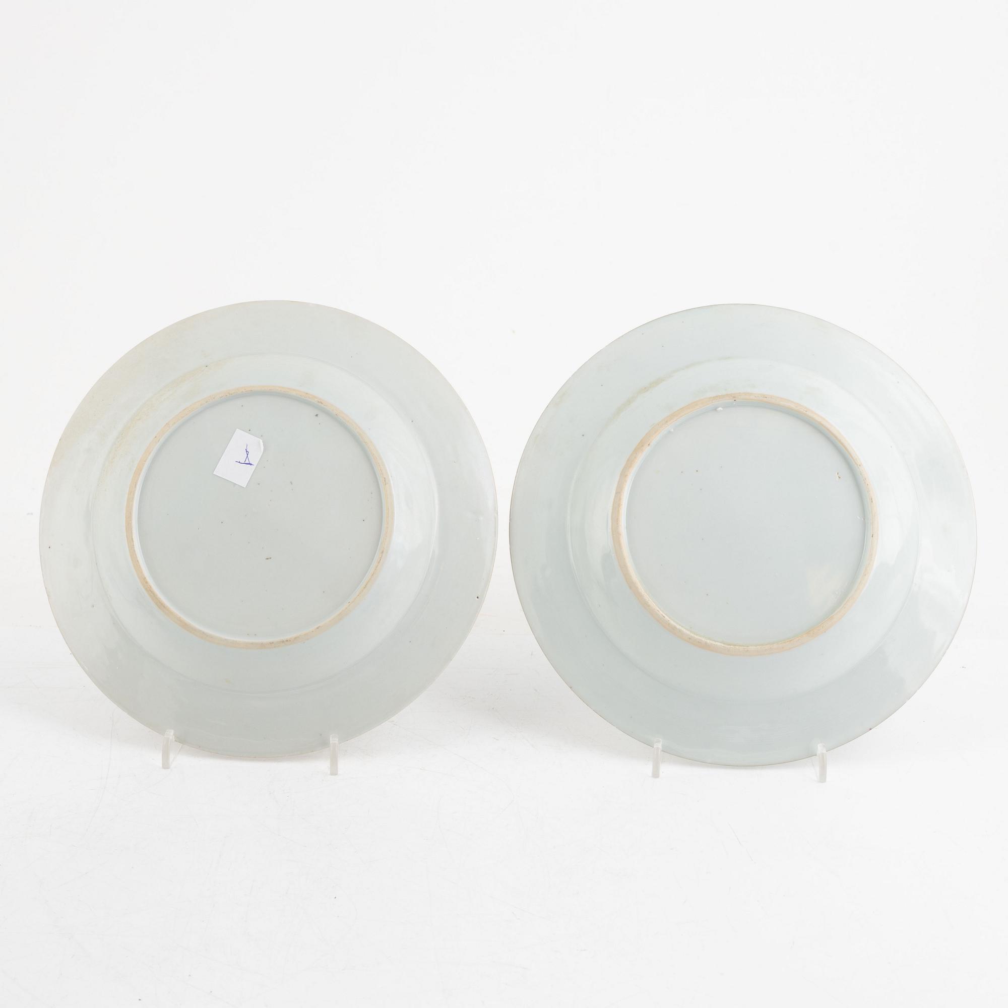 A pair of Chinese famille rose porcelain plates and a vase, Qing dynasty, 18th century.