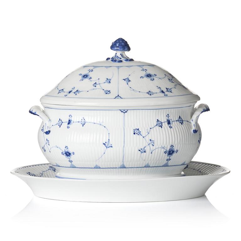 A large Royal Copenhagen 'Musselmalet rifflet' / 'blue fluted' tureen with cover and stand, Denmark, 19h century.