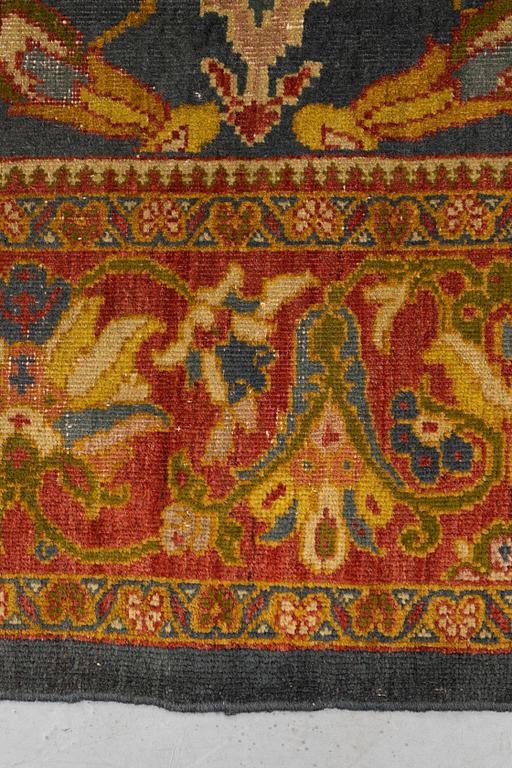 A carpet, antique Ziegler Mahal, ca 452 x 321 cm.