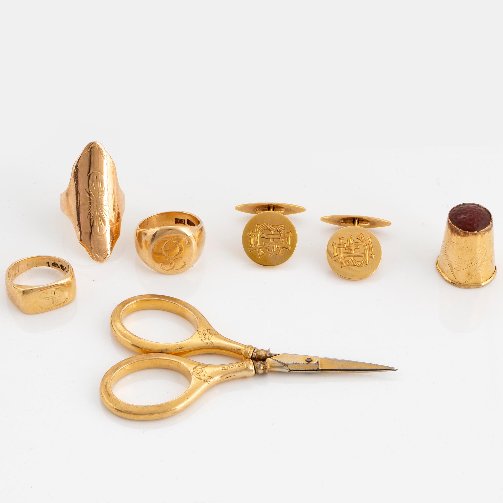 RINGAR 3 st, MANSCHETTKNAPPAR, SAX och FINGERBORG, 18K guld.