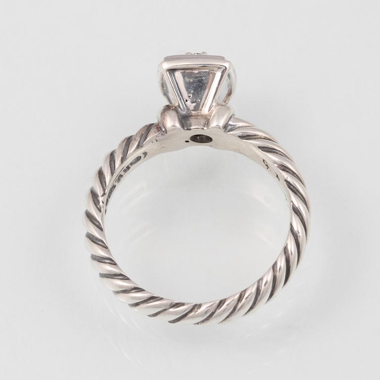 RING, 18K vitguld och sterlingsilver med 9 briljantslipade diamanter, David Yurman. Vikt 4,8 gram.