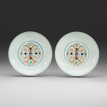 A pair of wucai dishes, Qing dynasty with Daoguangs seal mark and period (1821-50).