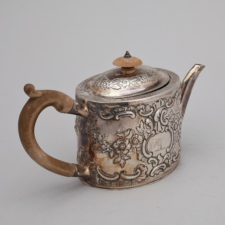 TEKANNA, silver, John Hampston & John Prince, York 1782. Vikt ca 374 gram.