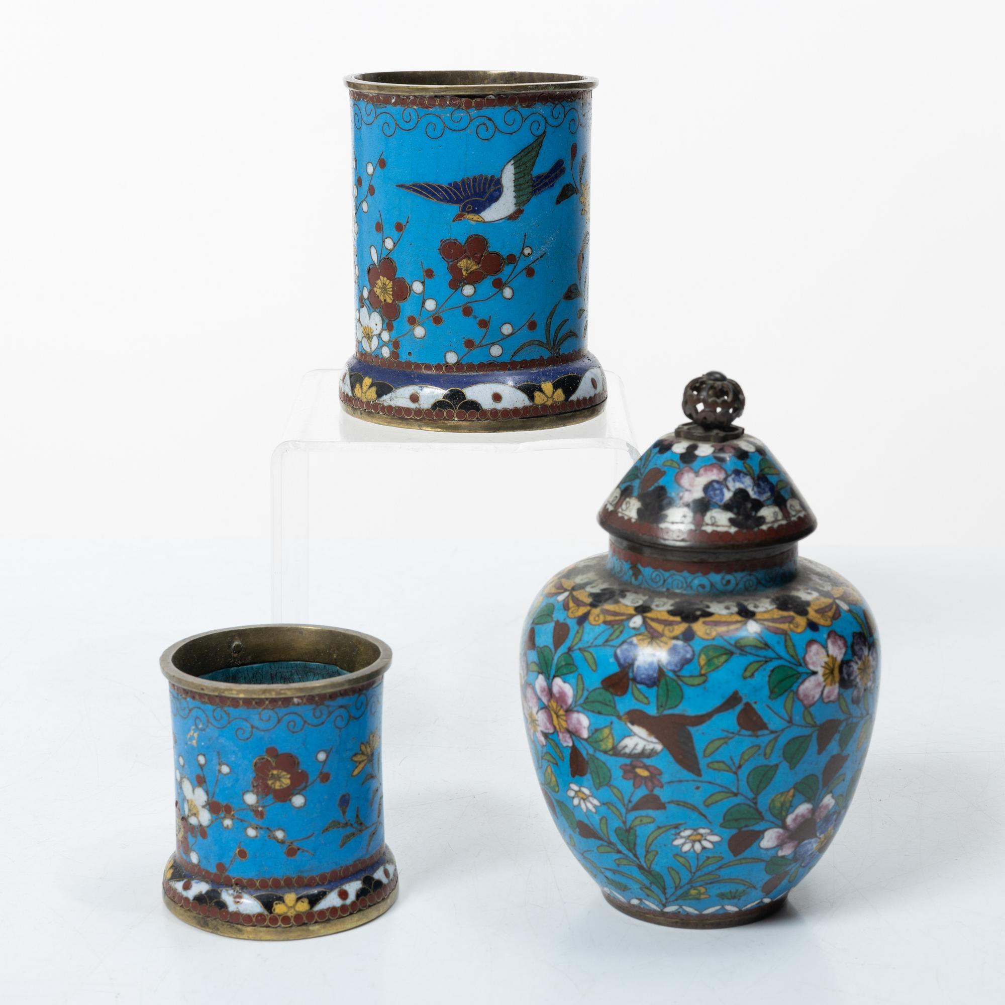 A pair of cloisonné vases, two dishes, two cylindrical vases and a jar with cover, 19/20th century.