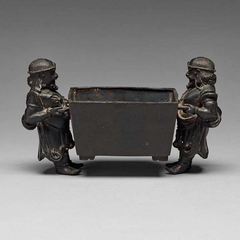 A bronze incense burner carried by two men, Qing dynasty (1644-1912), with Xuande mark.