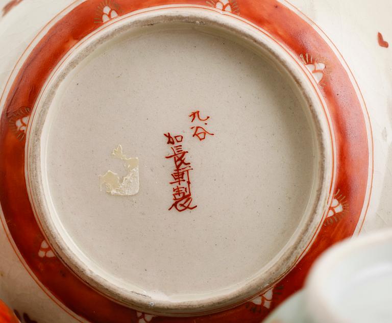 SAMLING PORSLINSFÖREMÅL, 5 delar, Kina/Japan, 1700-1900.