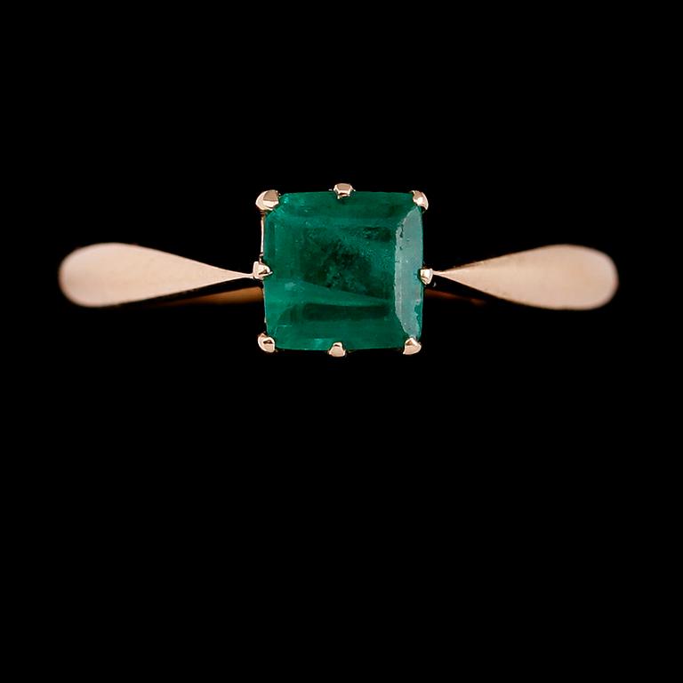 RING, 14 k guld, grön sten. Total vikt ca 2 g.