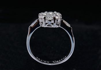 A RING, brilliant- and trapeze cut diamonds c. 1.16 ct. 18K white gold, weight 4,2 g.