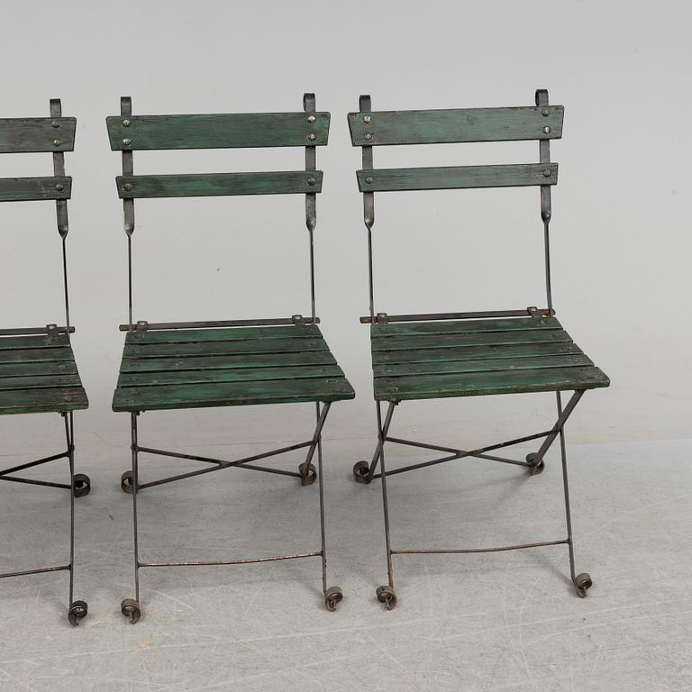 A Garden table and 4 chairs 20th century.