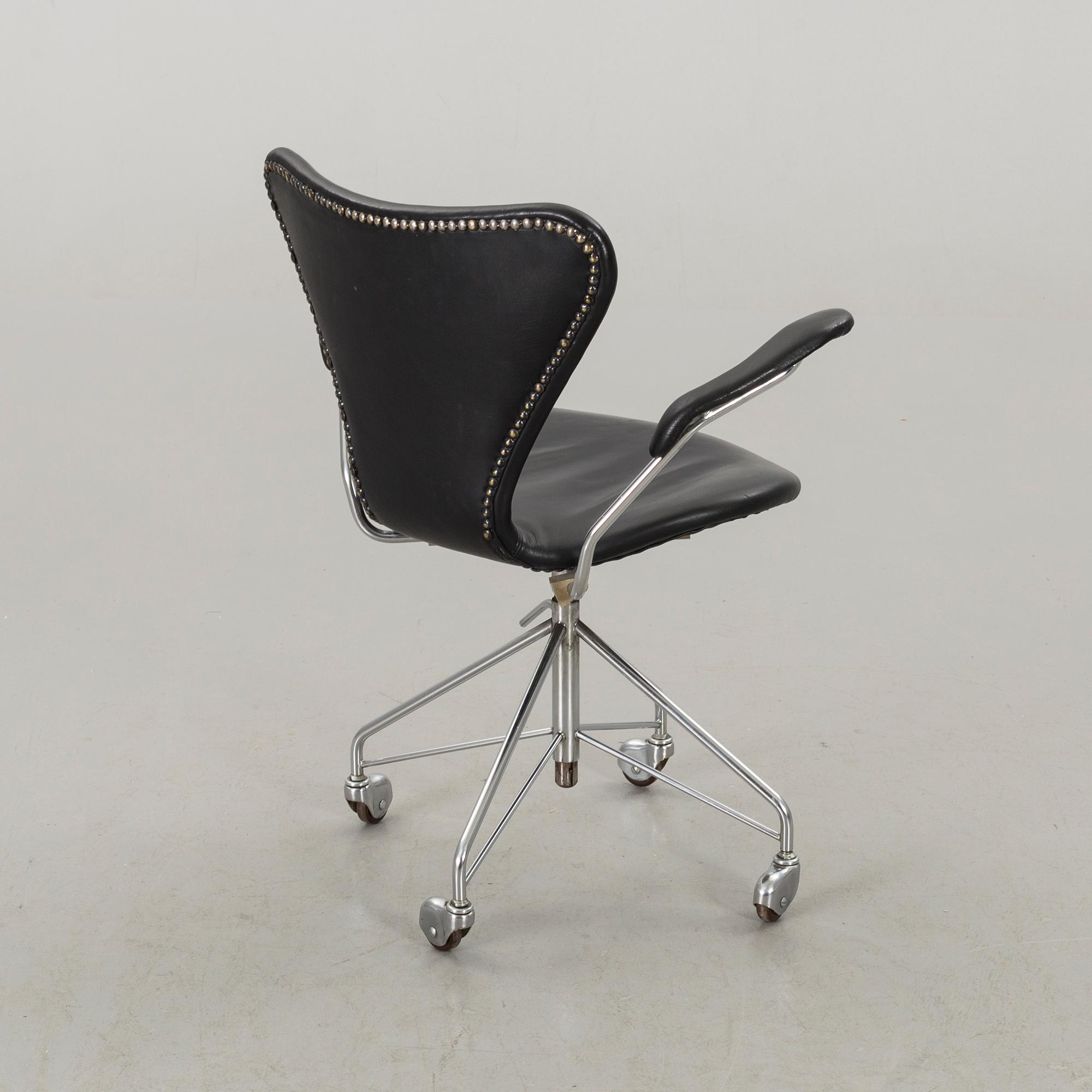 ARNE JACOBSEN, skrivbordsstol, "Sjuan", Fritz Hansen, Danmark 1900-talets senare del.