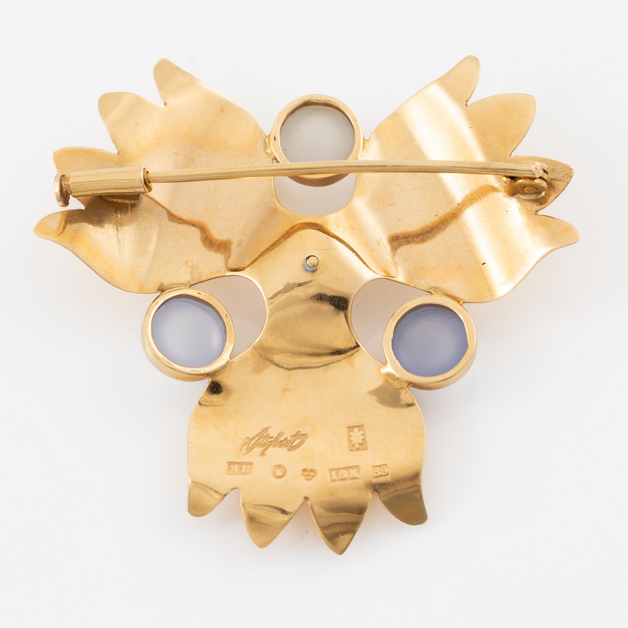 Brooch 18K gold with a cultured pearl and blue stones likely chalcedony, Stigbert.