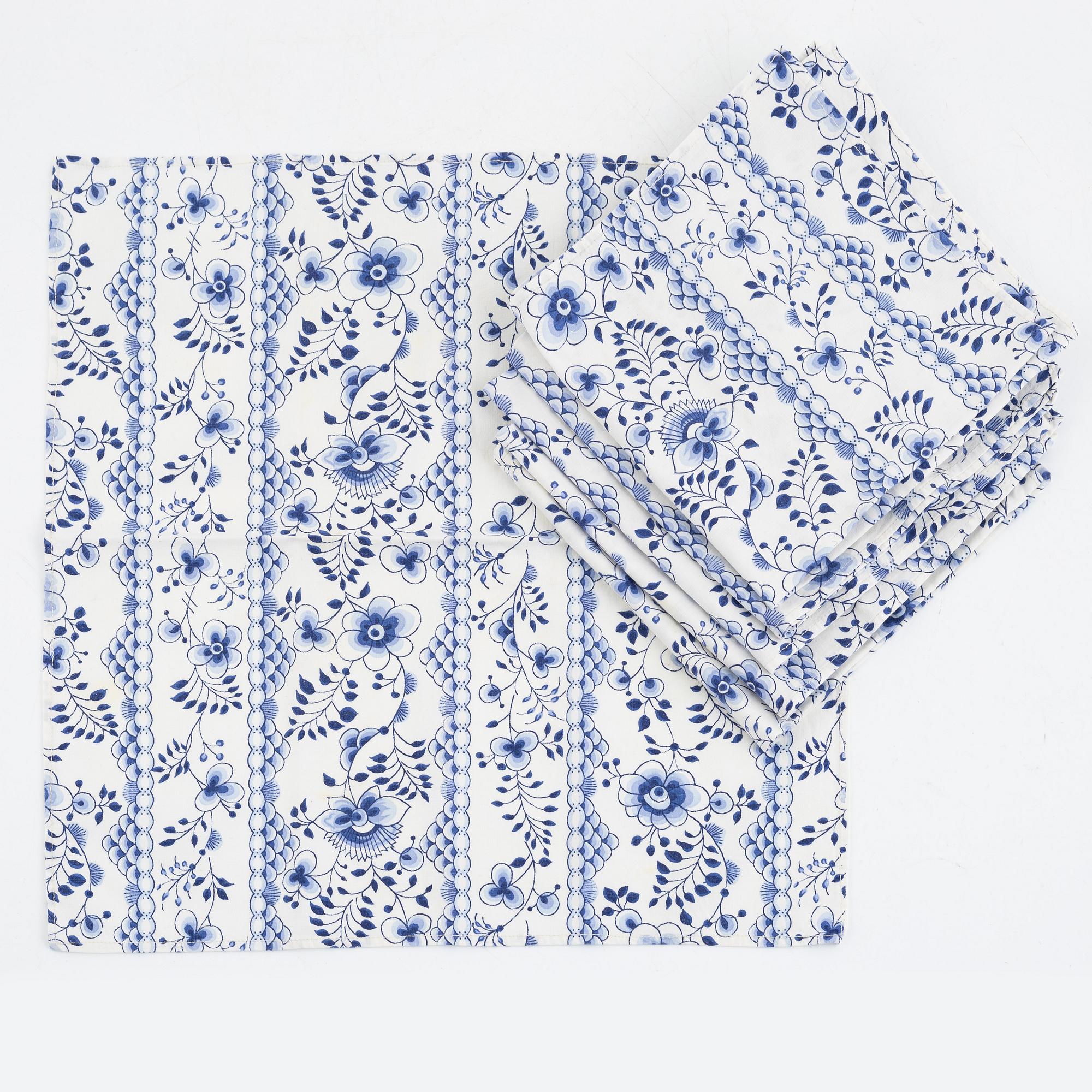 A 63-piece porscelain "Musselmalet" dinner service, Royal Copenhagen, Denmark + six napkins.