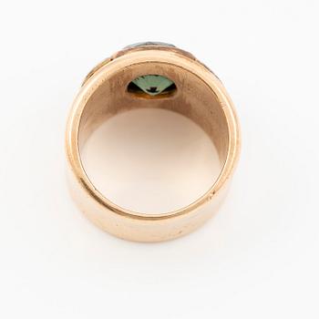 Ring, guld med syntetisk grön sten och briljantslipade diamanter.