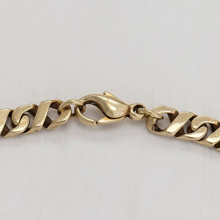 A 14K gold curb chain necklace.