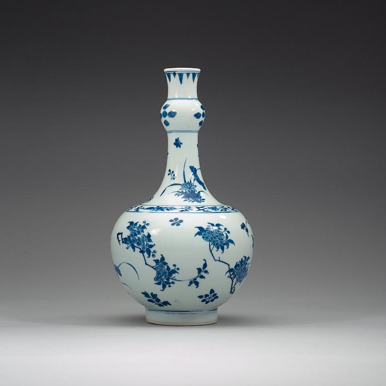 A blue and white vase, Transition, 17th Century.