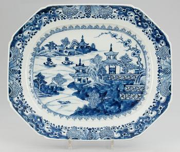 818. STEKFAT, porslin. Qing dynastin. Qianlong (1736-95).