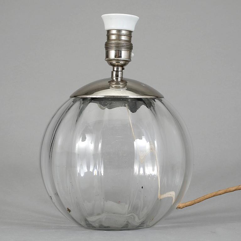 BORDSLAMPA, glas och metall, 1930-tal.