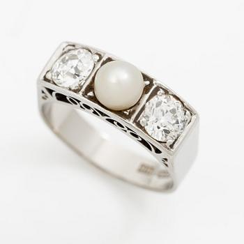Ring 18K vitguld med en odlad pärla och gammalslipade diamanter.