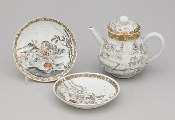TEKANNA med LOCK, samt två FAT, kompaniporslin. Qing dynastin, Qianlong (1736-95).