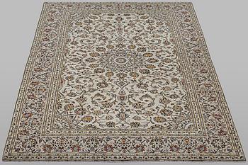 A carpet, Kashan, ca 289 x 188 cm.
