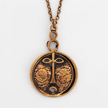 A Jorma Laine pendant with chain in bronze.