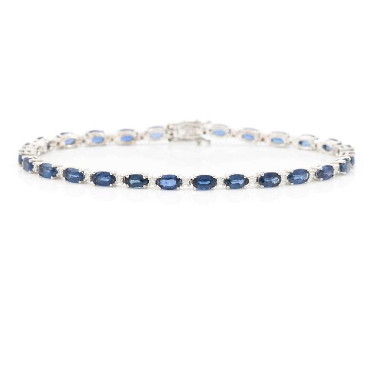 Bracelet 18K white gold with step-cut sapphires and round brilliant-cut diamonds.