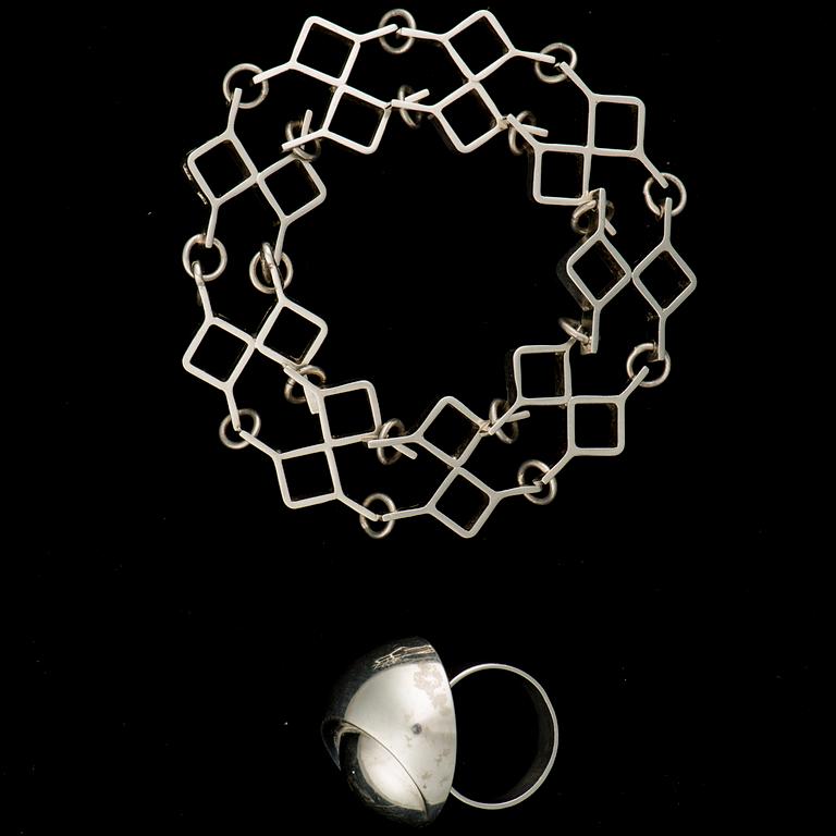 ARMBAND OCH RING, silver, Åbo 1965 samt 1972. Totalvikt 40,0 g.