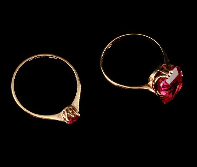 RINGAR, 2 st, 18k guld med fasettslipade syntetiska safirer, 1900-tal. Vikt 6 g.