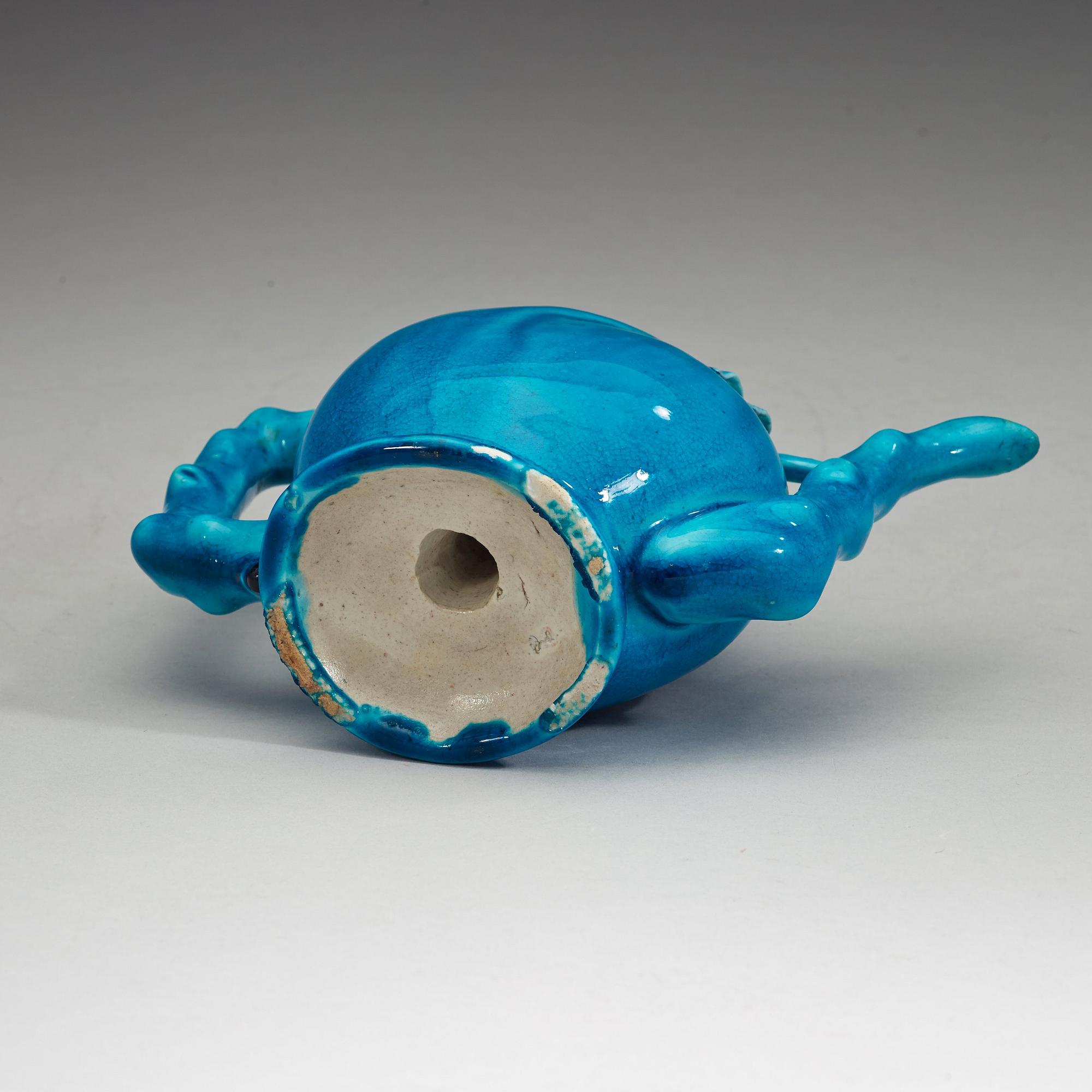 A turkoise glazed cadogan tea pot, Qing dynasty (1644-1912).