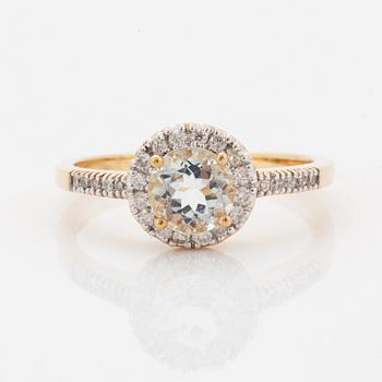 Ring med fasettslipad ljus akvamarin och briljantslipade diamanter.
