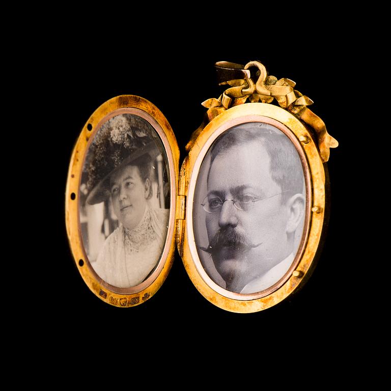 HÄNGE / MEDALJONG, 18K guld, pärlor, rosenslipade diamanter. Otto Roland Mellin, Helsingfors 1871.
