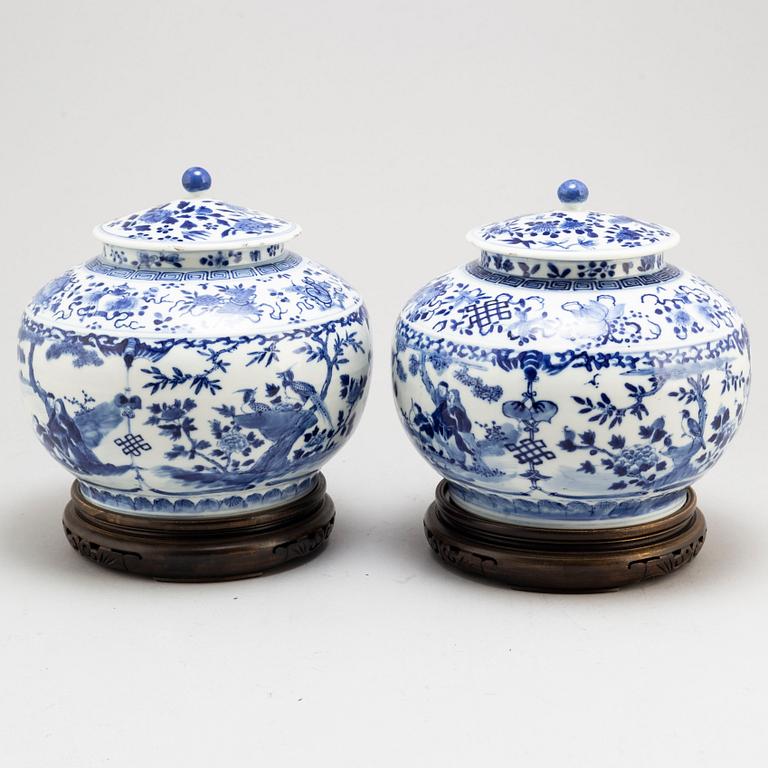 A pair of blue and white jars with covers, Qing dynasty, Guangxu (1875-1908).