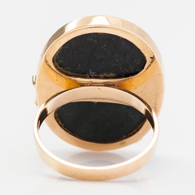 Helge Narsakka, Ring, 14K guld, spektrolit och diamant ca 0.015 ct. För Kaunis Koru, Helsingfors 1982.