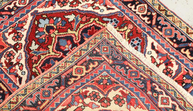 A Semi-antique Heriz rug, 90 x 78 cm.