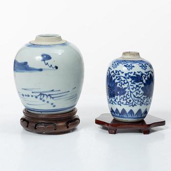 A Chinese blue and white porcelain moonflask and two jars, Qing dynasty, 18/19th century.