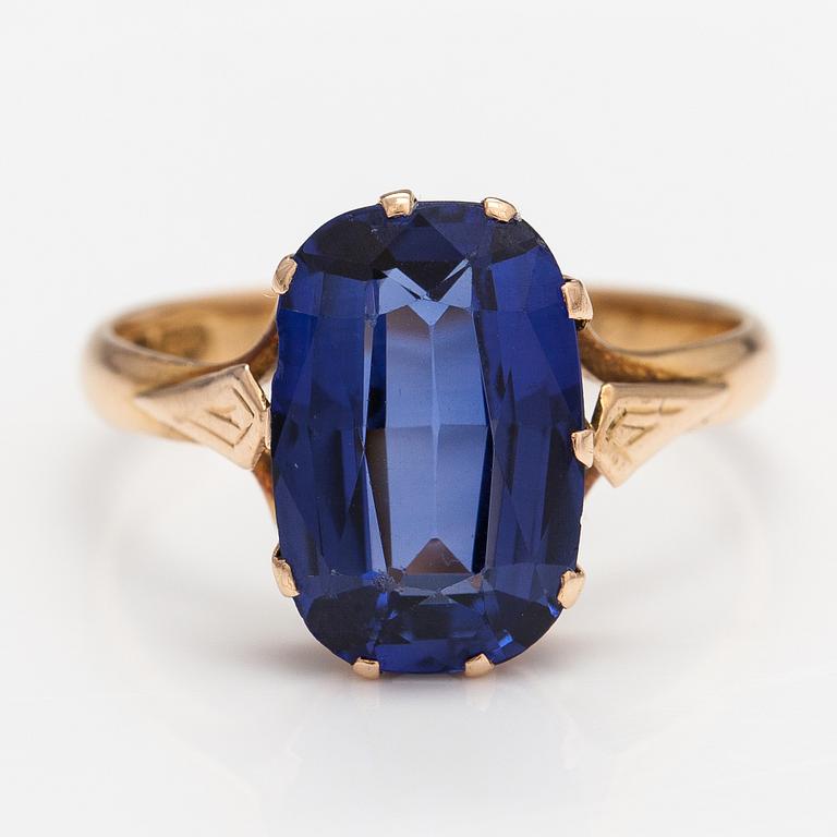 An 18K gold ring with a synthetic sapphire. Hakaniemen Kello-ja Kultas.liike, Helsinki 1947.