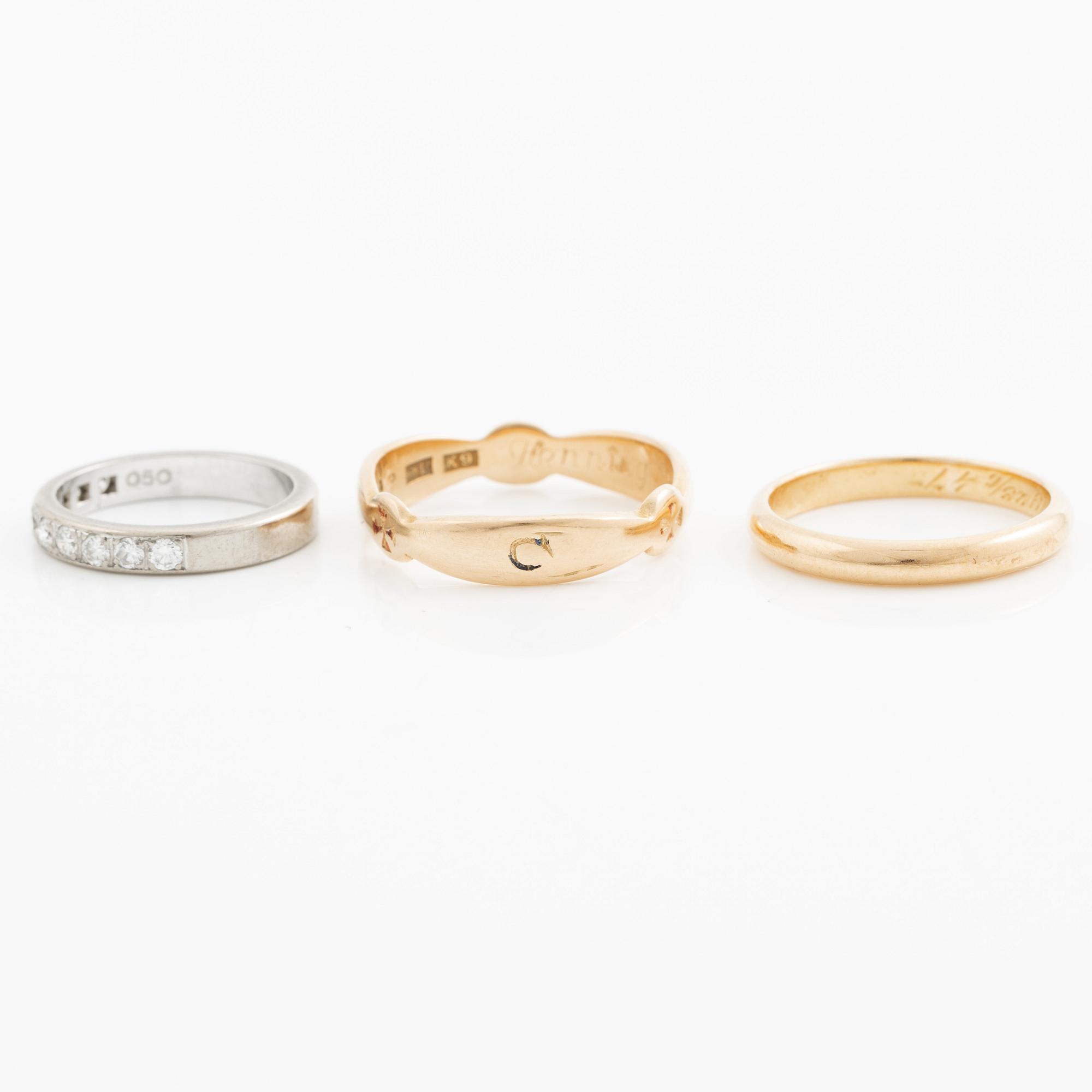 Rings, three pieces, gold, of which one set with brilliant-cut diamonds.