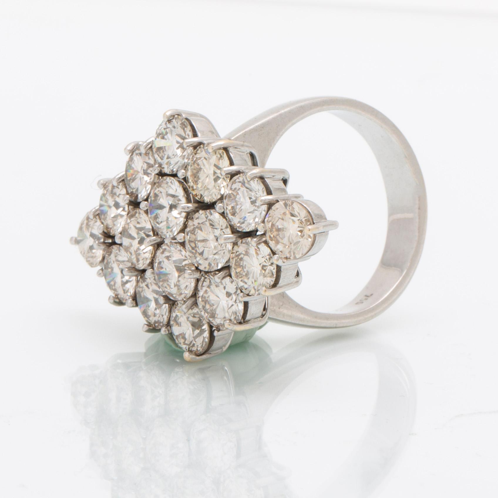 Ring 18K vitguld med runda briljantslipade diamanter.
