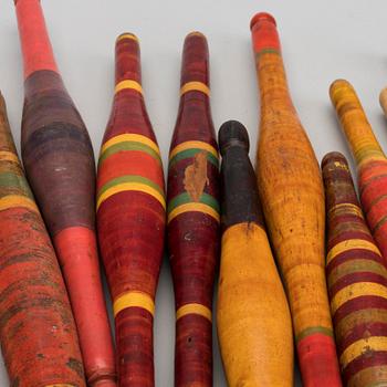 A SET OF 19 CHAPATI ROLLING PIN FROM INDIA, 20TH CENTURY.