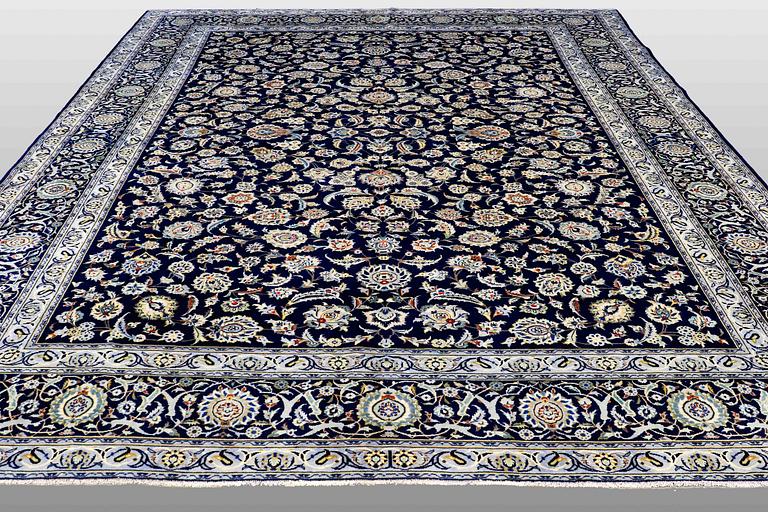 A CARPET, Kashan, signed, ca 420 x 320 cm.