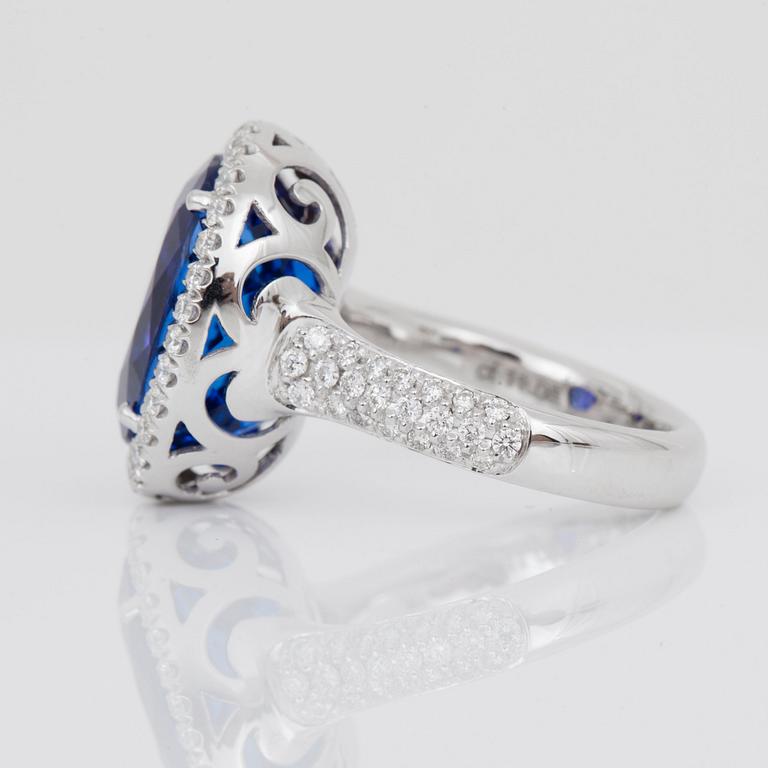 RING med tanzanit 11.08 ct, pavéfattade diamanter totalt 0.86 ct.