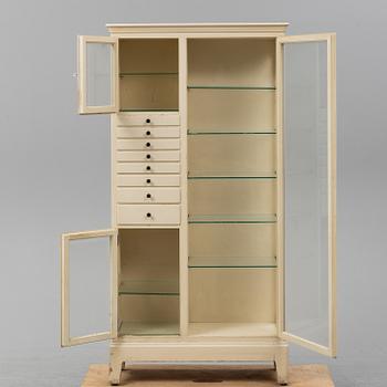 LÄKARSKÅP, 1900-talets mitt.