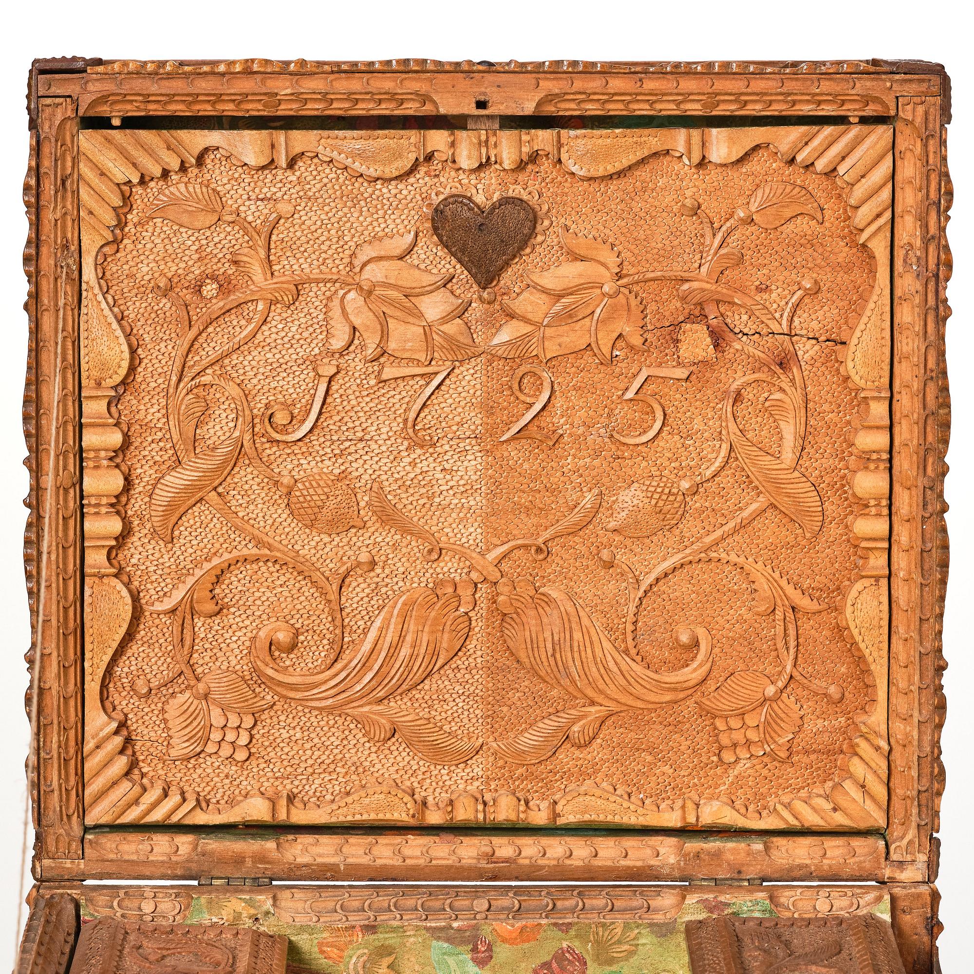Bröllopsskrin, snidat trä, daterat 1725, barock,