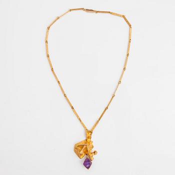 BJÖRN WECKSTRÖM, A 14K gold necklace "Kaltio" with an amethyst. Lapponia 1973.