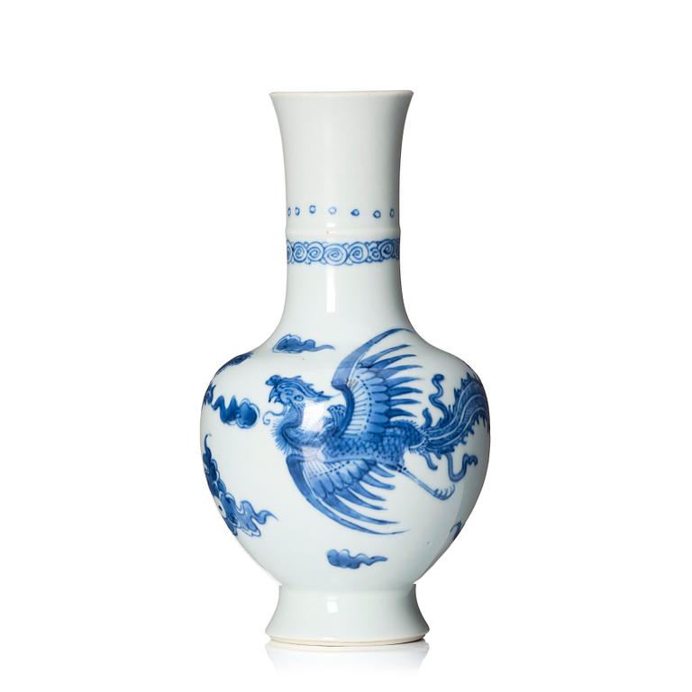 A blue and white vase, Qing dynasty, Kangxi (1662-1722).