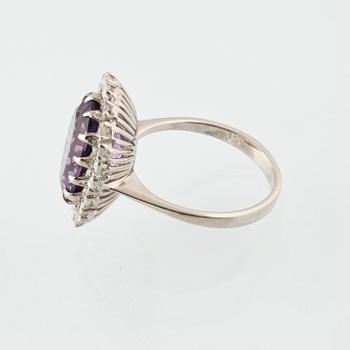 RING, 18K vitguld med ovalslipad ametist 5.50 ct samt rosenslipde diamanter, utländska stämplar. Vikt 6,6 gram.
