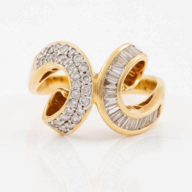 Ring, 18K gold with baguette-cut and brilliant-cut diamonds.