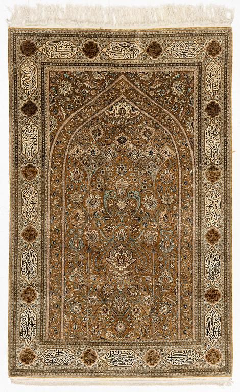 Matta, silke Ghom, ca 213 x 140 cm.